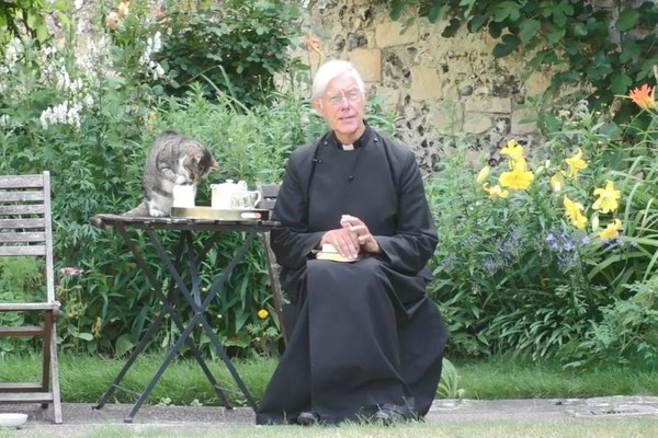 ▲▼貓咪亂入晨禱。（圖／翻攝自臉書／Canterbury Cathedral）