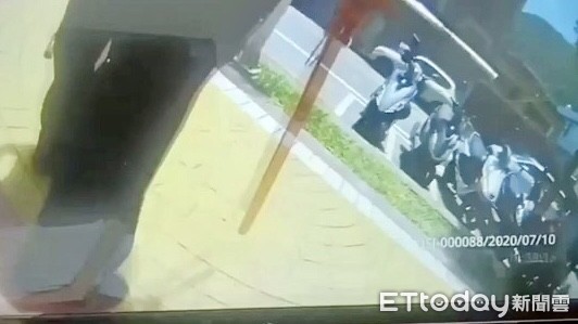 ▲ 萬里精障男「持番刀瘋狂亂揮舞」 金山勇警噴灑辣椒水警險制伏。（圖／記者郭世賢翻攝）