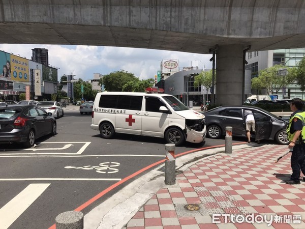 ▲▼民間救護車經過路口與對向迴轉小客車碰撞。（圖／民眾提供）