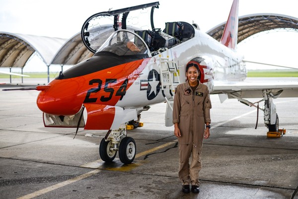 ▲美國海軍首度出現非裔女性飛行員。（圖／翻攝自Facebook／Chief of Naval Air Training (CNATRA)）