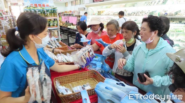 ▲屏東小琉球跨海金門行銷鬼頭刀魚，吸引許多民眾參與             。（圖／記者陳崑福翻攝）