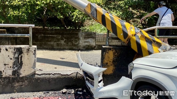 ▲ 賓士撞斷電桿鋼筋裸露...車引擎蓋未凹陷 基隆警大讚：車頭鋼板真硬。（圖／記者郭世賢翻攝）