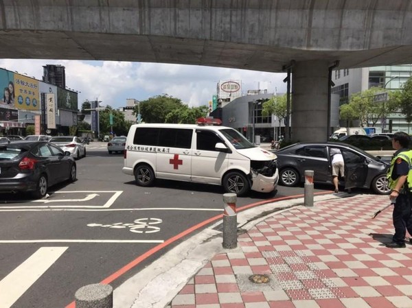 車禍發生後，老翁由另一救護車接駁送醫，但到院前已死亡（翻攝畫面）