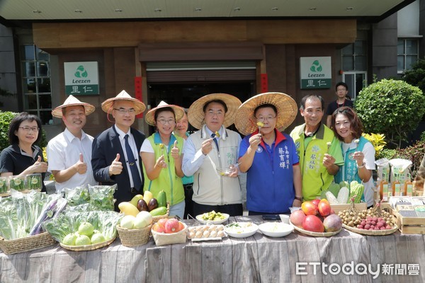 ▲里仁新營門市辦理「農芒時刻-友善農產市集」活動，台南市長黃偉哲化身一日青農，現場攤位叫賣農特產品。（圖／記者林悅翻攝，下同）