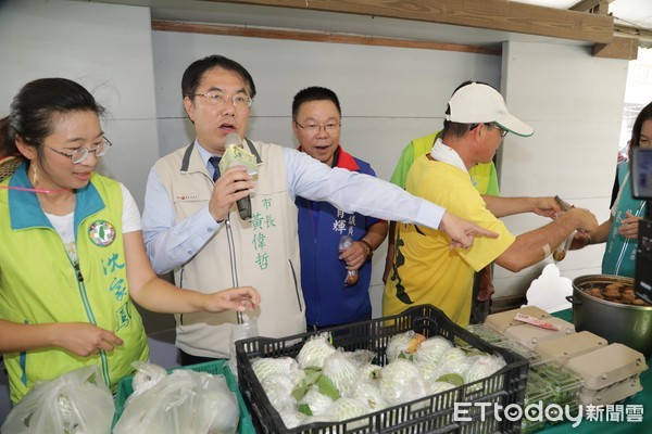 ▲里仁新營門市辦理「農芒時刻-友善農產市集」活動，台南市長黃偉哲化身一日青農，現場攤位叫賣農特產品。（圖／記者林悅翻攝，下同）