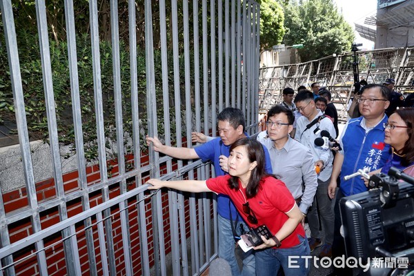 ▲▼國民黨團召開「陳菊來了！立法院戒嚴了嗎？」記者會後繞立法院外圍拒馬。（圖／記者屠惠剛攝）