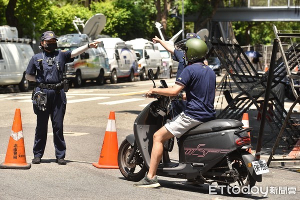 ▲▼立法院臨時會明天將審查監察院人事案,警方在立院周邊圍起拒馬管制交通。（圖／記者李毓康攝）