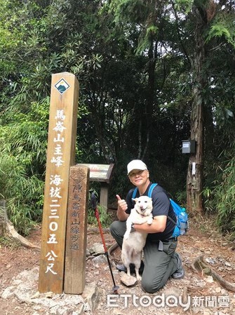 ▲14歲汪腳退化無力爬愛山！　暖心爸揹起牠允諾：我們一起變老。（圖／粉專「良心貓罐頭Katsura Xanbi」提供）