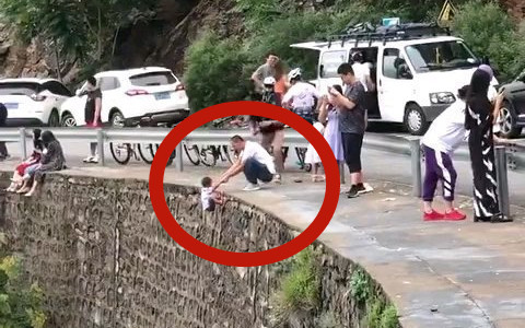 ▲▼北京家長為拍照男童被「懸掛」峭壁。（翻攝自微博）