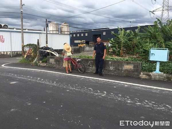 ▲婦人疑欲跳橋，員警張景盛與霧峰區北勢里里長洪金生將她勸下。（圖／記者白珈陽翻攝）