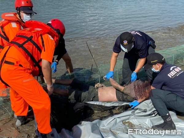 ▲▼麗水漁港出現一具男浮屍，海巡與警消打撈上岸。（圖／民眾提供）