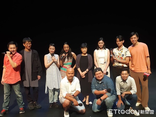 ▲〈台灣有個好萊塢〉7月底在台中歌劇院登場，劇中演員合影。（圖／記者鄧木卿攝）