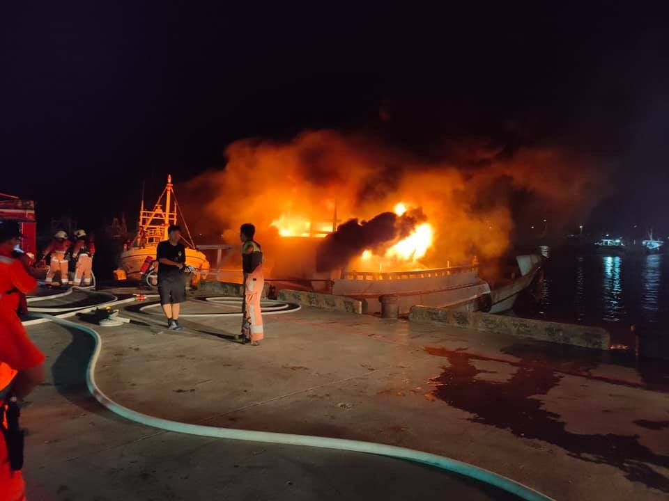 ▲▼新竹市南寮晚間1艘漁船起火。（圖／翻攝爆料公社）
