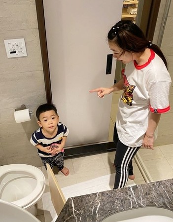 2歲蔡桃貴被反鎖在廁所！　二伯急爬窗「20秒驚魂」畫面曝…網讚：為母則強