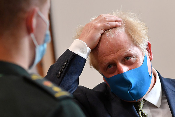 ▲▼英國首相強生（Boris Johnson）戴上口罩。（圖／路透）