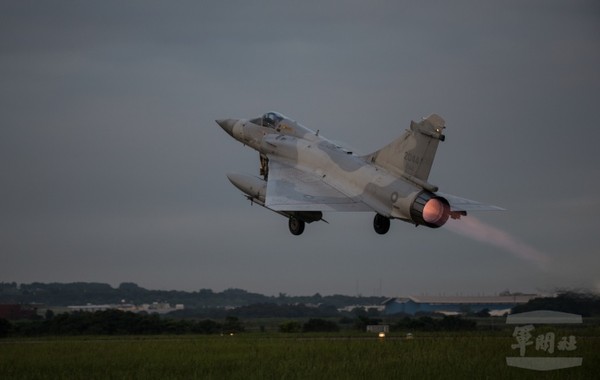 三軍聯合防空作戰演練　戰機拂曉出擊制敵