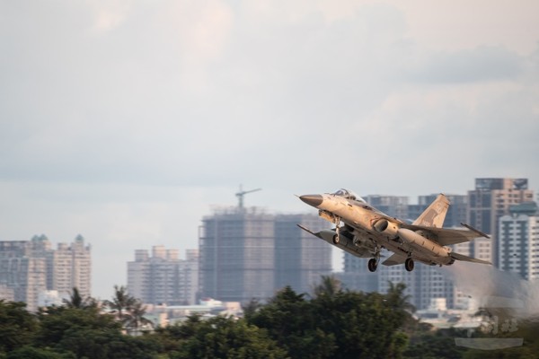 三軍聯合防空作戰演練　戰機拂曉出擊制敵