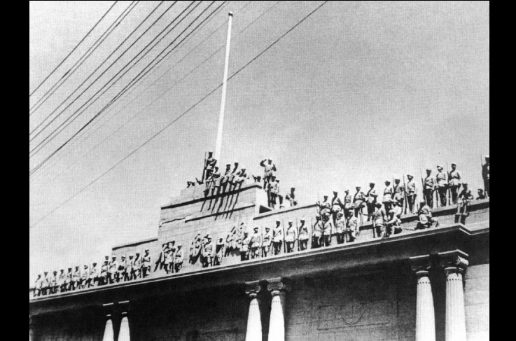 ▲▼1949年4月23日，解放軍攻陷南京總統府。（圖／維基百科／公共領域）