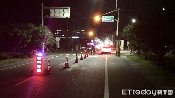 ▲ 改裝車噪音深夜橫行擾民吵翻天 金山警與環保局聯合攔檢取締開罰。（圖／新北市金山警分局提供）