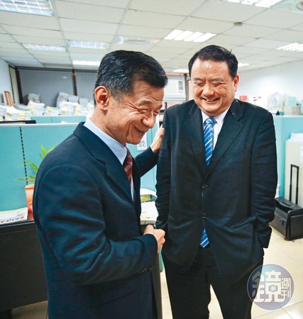 劉承武（右）擁有高知名度，前法務部長邱太三（左）對他也印象深刻。