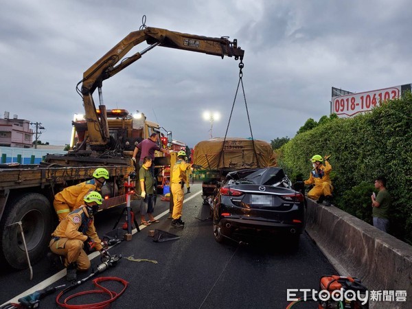 快訊／國道1號重大車禍！　轎車撞大貨車「28歲駕駛肢體變形不治」。（圖／記者白珈陽翻攝）