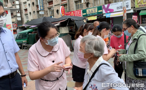 ▲雲林西螺郵局今日上午7點多已出現領券人潮，以領取號碼牌方式排隊等開門購買。（圖／記者蔡佩旻攝）