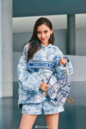 Angelababy身為Dior中國大陸區大使，出席活動常穿Dior的衣服，大大提高品牌曝光度。（翻攝自Dior微博）