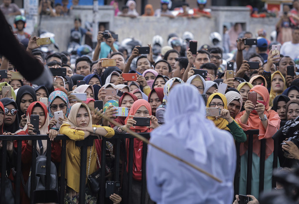 ▲▼印尼亞齊特區（Aceh）執行鞭行畫面。（圖／達志影像／美聯社）