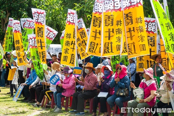 ▲▼花蓮中南區約500名居民在縣府前抗議。（圖／記者蕭可正攝，下同）