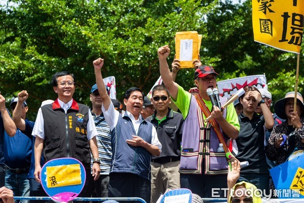 ▲▼花蓮中南區約500名居民在縣府前抗議。（圖／記者蕭可正攝，下同）
