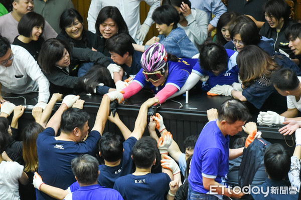 ▲國民黨阻擋監察院長陳菊提名案佔領主席台，遭民進黨立委強勢排除，陳玉珍死守主席台。（圖／記者林敬旻攝）