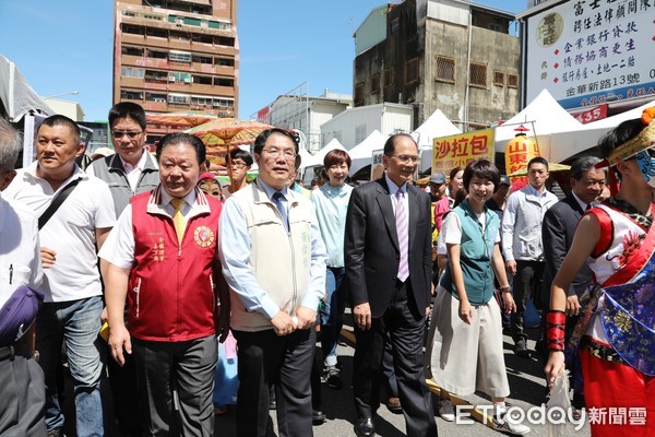 ▲全國商圈嘉年華活動在台南河樂廣場旁熱鬧登場，立法院長游錫堃、台南市長黃偉哲等人，也到場強力推銷，為防疫後的經濟復甦共同努力。（圖／記者林悅翻攝，下同） 