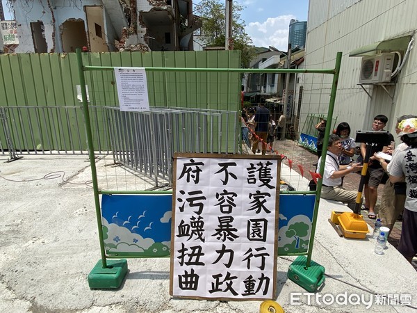 ▲「反南鐵東移自救會長」陳致曉東區青年路住處23日清晨將進行強拆行動，陳致曉強調會堅守家園到最後一刻，絕不妥協。（圖／記者林悅攝，下同）