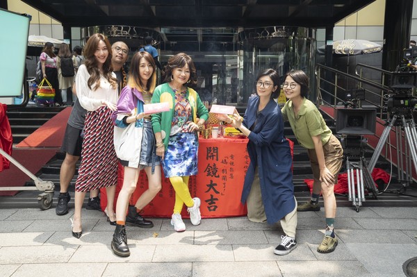 ▲ 曾莞婷、導演李俊宏、柯佳嬿、比莉、賈靜雯、導演陳慧翎出席影集《媽,別鬧了!》開鏡。(圖/草舍文化提供)
