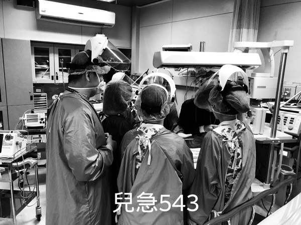 ▲▼急產寶寶前置作業。(圖/醫師吳昌騰提供) ▲▼急產寶寶前置作業。(圖/醫師吳昌騰提供)