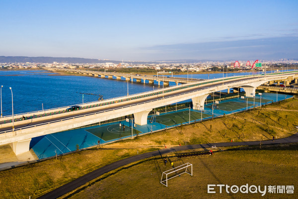 ▲17公里海岸、微笑水岸、新竹市南寮、魚鱗天梯。(圖/新竹市政府提供) ▲17公里海岸、微笑水岸、新竹市南寮、魚鱗天梯。(圖/新竹市政府提供)