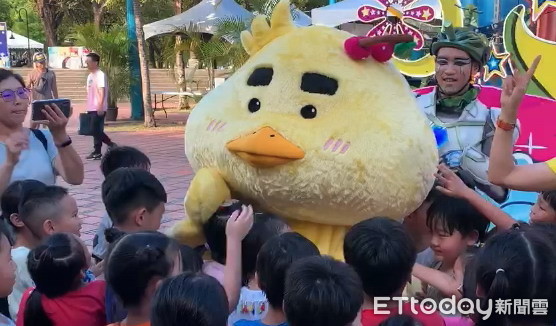 ▲▼代表宜蘭特色的吉祥物「宜比鴨」,24日現身2020童玩星光樂園,小朋友們搶著抱抱。(圖/記者游芳男翻攝,下同) ▲▼代表宜蘭特色的吉祥物「宜比鴨」,24日現身2020童玩星光樂園,小朋友們搶著抱抱。(圖/記者游芳男翻攝,下同)