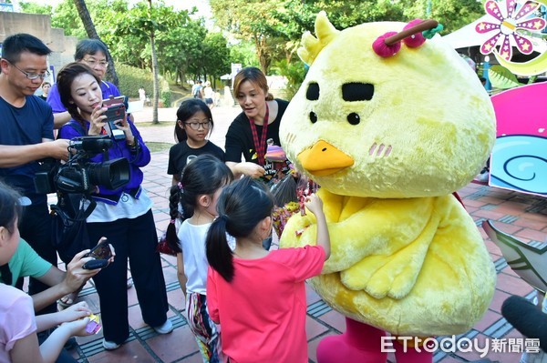 ▲▼代表宜蘭特色的吉祥物「宜比鴨」,24日現身2020童玩星光樂園,小朋友們搶著抱抱。(圖/記者游芳男翻攝,下同) ▲▼代表宜蘭特色的吉祥物「宜比鴨」,24日現身2020童玩星光樂園,小朋友們搶著抱抱。(圖/記者游芳男翻攝,下同)