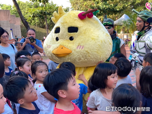 ▲▼代表宜蘭特色的吉祥物「宜比鴨」,24日現身2020童玩星光樂園,小朋友們搶著抱抱。(圖/記者游芳男翻攝,下同) ▲▼代表宜蘭特色的吉祥物「宜比鴨」,24日現身2020童玩星光樂園,小朋友們搶著抱抱。(圖/記者游芳男翻攝,下同)