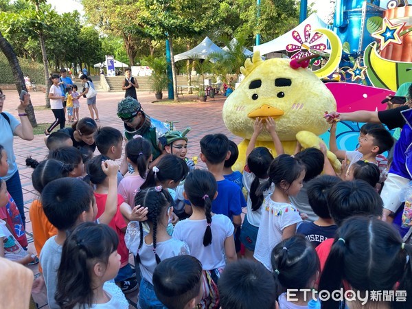 ▲▼代表宜蘭特色的吉祥物「宜比鴨」,24日現身2020童玩星光樂園,小朋友們搶著抱抱。(圖/記者游芳男翻攝,下同) ▲▼代表宜蘭特色的吉祥物「宜比鴨」,24日現身2020童玩星光樂園,小朋友們搶著抱抱。(圖/記者游芳男翻攝,下同)