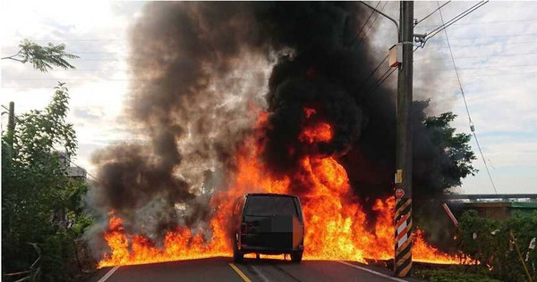 全台高溫,愛車上千萬別放這5種東西。(圖/宜蘭縣政府消防局提供)