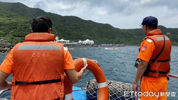 快訊／新北貢寮龍洞大浪突襲　102泳客被捲往外海...消防奔馳救援