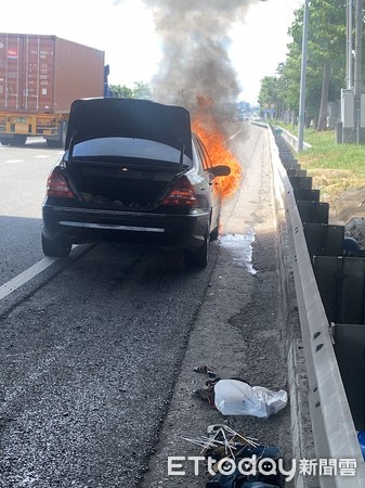 ▲國道一號北向334.7公里處發生火燒車事件，1部自小客車由南往北行駛，行經該路段時，引擎室不明原因冒煙起火，幸無人員傷亡。（圖／記者林悅翻攝，下同）