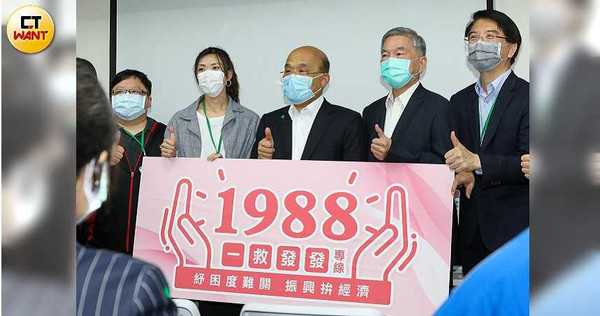 政府在5月時釋出優惠紓困貸款,銀行多半從寬審核,讓勞工可獲得救命基金,但卻出現假人頭申貸的漏洞。(圖/焦正德攝)