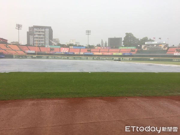 ▲台南球場下大雨。（圖／記者陳立勳攝）