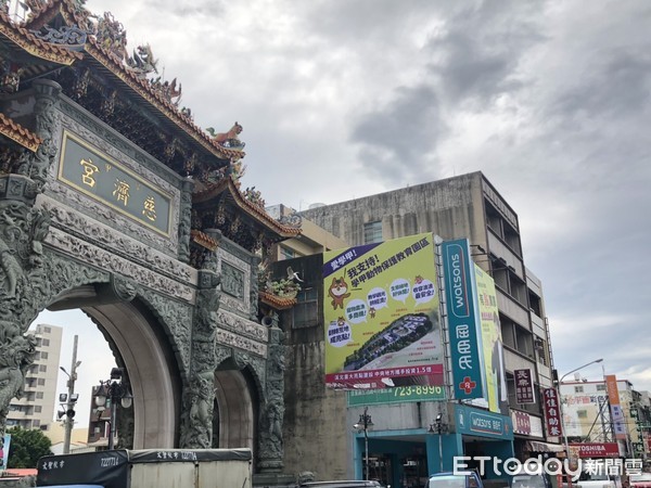 ▲台南市農業局動保處於學甲當地人潮眾多處懸掛大型宣傳看板，並製作新竹動保教育園區參訪影片，多面向的溝通，讓更多在地鄉親了解本案規劃內容。（圖／記者林悅翻攝，下同）