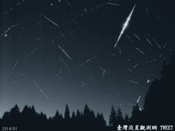 合歡山梅峰的自動監測設備拍測到象限儀座流星雨，圖中共有70多顆流星。（圖／台灣流星觀測網／台北市立天文館）