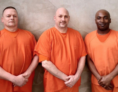 警官心臟病發「撞破頭血狂流」！3囚犯衝出牢房求救　警辦大讚：他們是英雄