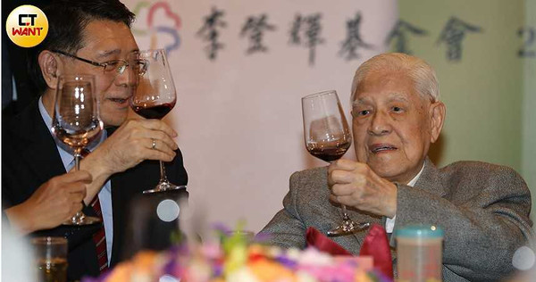 前總統李登輝（右）不幸病逝，他去年10月出席餐會時狀態良好。（圖／鄭清元攝）