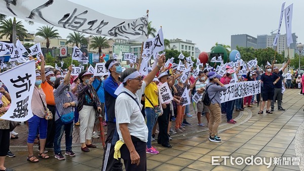 ▲台南市政府預定於學甲區第六公墓設立動物保護教育園區，引發地方居民強烈反彈，31日自救會集結數百人赴市府抗議。（圖／記者林悅翻攝，下同）